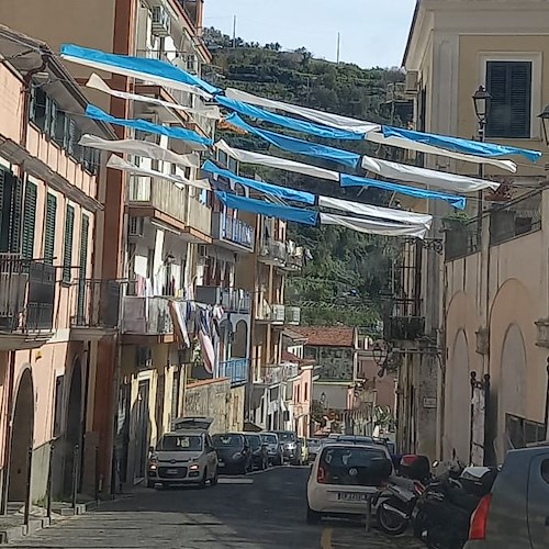 Giallo sulla rimozione degli stiscioni azzurri installati a Cetara per l'imminente vittoria dello scudetto a Napoli /foto