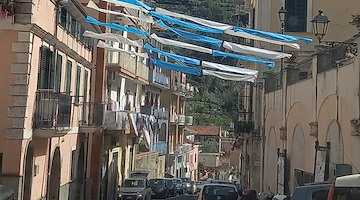 Giallo sulla rimozione degli stiscioni azzurri installati a Cetara per l'imminente vittoria dello scudetto a Napoli /foto
