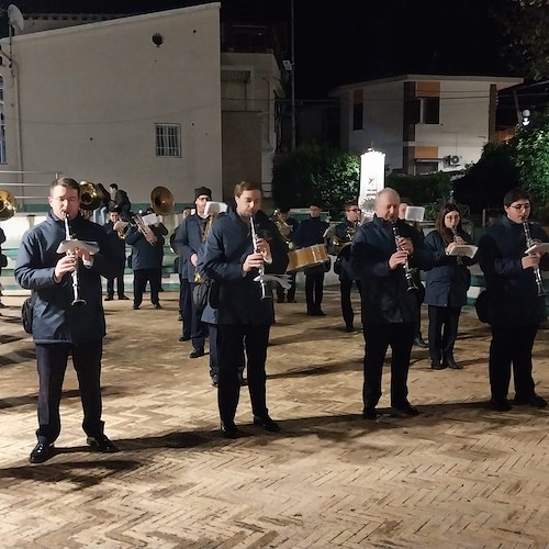 A Cetara per i suoi 50 anni, Antonio Fiorillo festeggia con un concerto bandistico