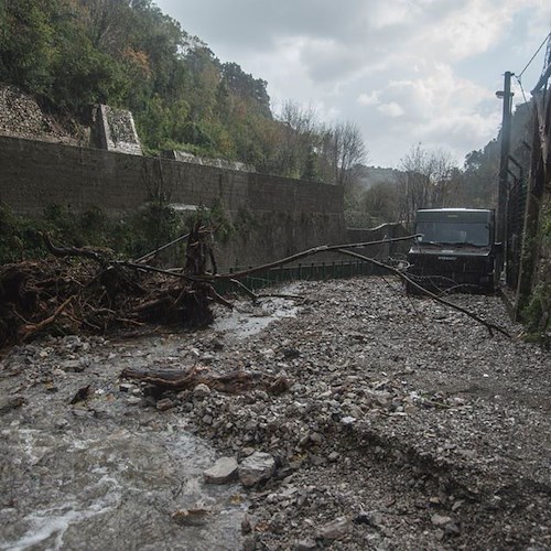 A Cetara, torrente Cannillo rompe gli argini: auto spazzate via, famiglie fatte evacuare [VIDEO]