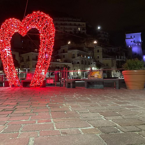 A Cetara un cuore luminoso e due hashtag per i baci di San Valentino