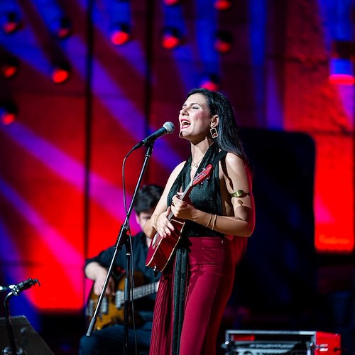 Ami Cetara: la cantautrice Flo per l'inaugurazione dell'Arena del Porto "On Waves"