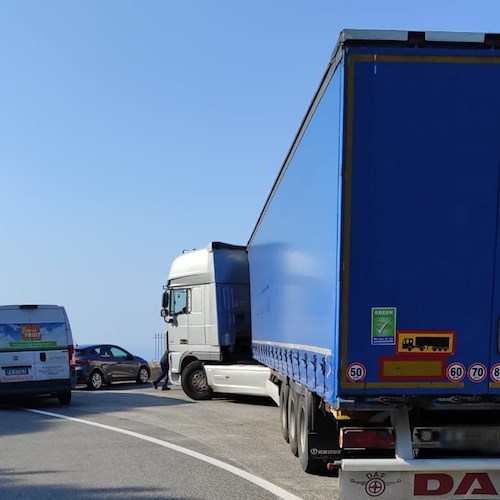 Autocarro straniero di grosse dimensioni tra i tornanti della SS163, bloccato a Cetara