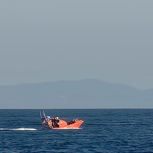 Cetara, cade in mare dalla barca e non risale in superficie: ricerche in corso /FOTO