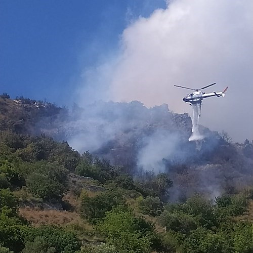 Cetara, incendio in località Collata. In arrivo mezzi aerei [FOTO e VIDEO]