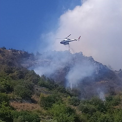 Cetara, incendio in località Collata. In arrivo mezzi aerei [FOTO e VIDEO]