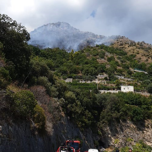 Cetara, incendio in località Collata. In arrivo mezzi aerei [FOTO e VIDEO]