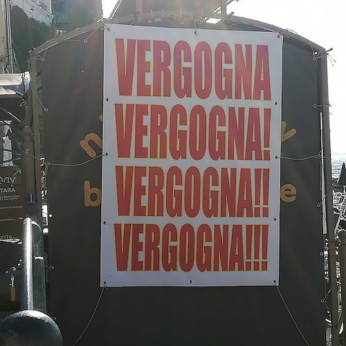 Cetara: risveglio da mare molto mosso per alcuni esercenti in spiaggia