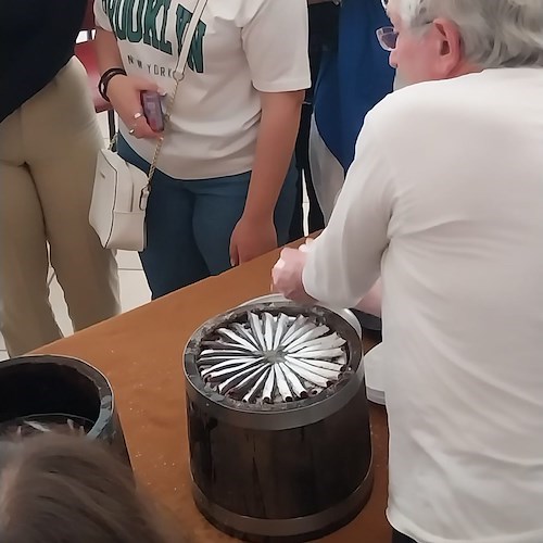 Cetara: un nuovo logo per gli Amici delle Alici, il direttivo premia gli allievi del liceo artistico Sabatini Menna di Salerno