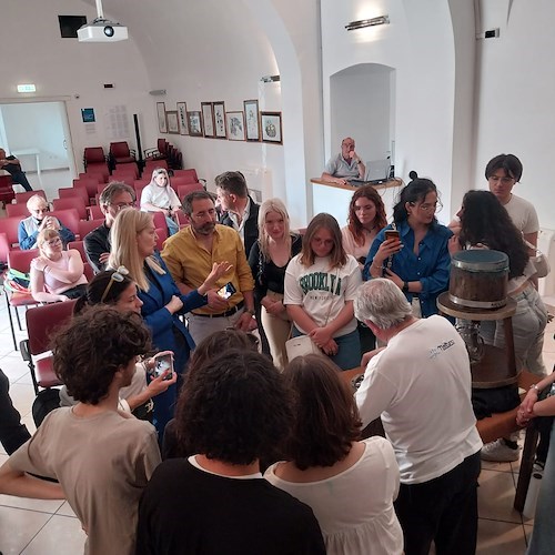 Cetara: un nuovo logo per gli Amici delle Alici, il direttivo premia gli allievi del liceo artistico Sabatini Menna di Salerno
