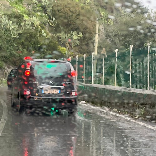 Distacco da costone roccioso a Cetara, senso unico alternato lungo la SS163