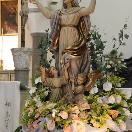 Erchie si prepara a onorare la Beata Vergine Maria Assunta: la processione con i "portatori" di Cetara /PROGRAMMA