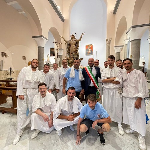 Festa dell'Assunta a Erchie: il borgo in festa con i portatori di San Pietro e i Pistonieri di Santa Maria del Rovo