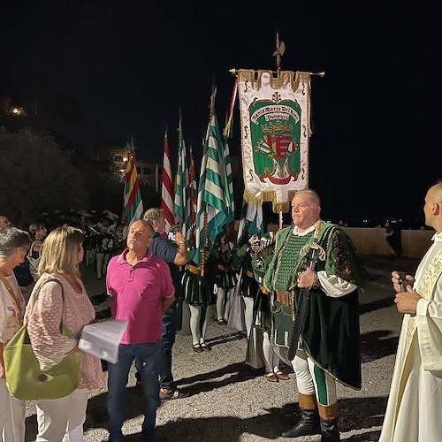 Festa dell'Assunta a Erchie: il borgo in festa con i portatori di San Pietro e i Pistonieri di Santa Maria del Rovo