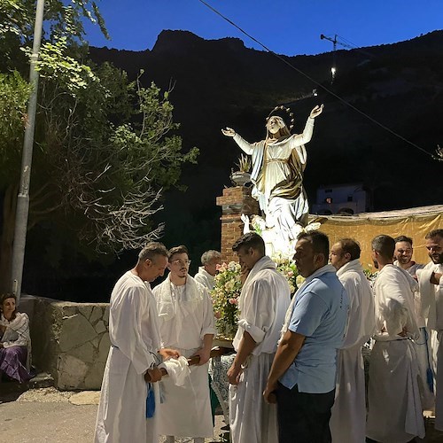 Festa dell'Assunta a Erchie: il borgo in festa con i portatori di San Pietro e i Pistonieri di Santa Maria del Rovo