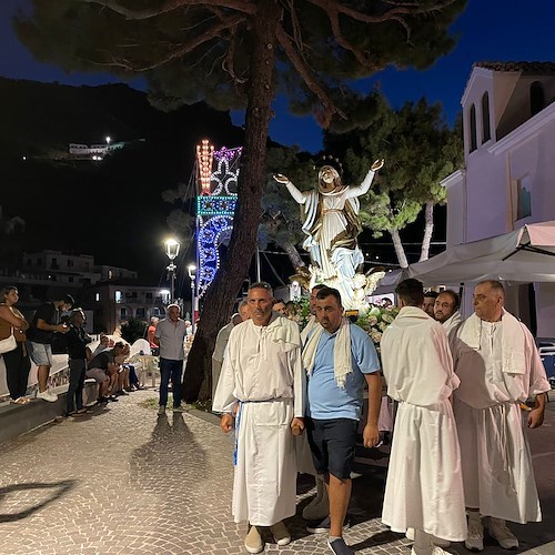 Festa dell'Assunta a Erchie: il borgo in festa con i portatori di San Pietro e i Pistonieri di Santa Maria del Rovo