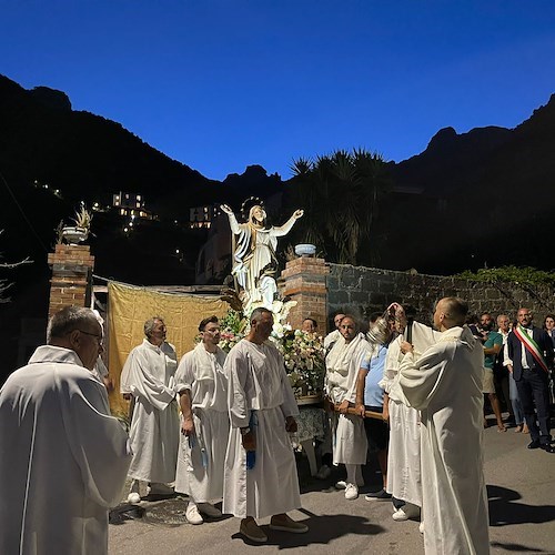 Festa dell'Assunta a Erchie: il borgo in festa con i portatori di San Pietro e i Pistonieri di Santa Maria del Rovo