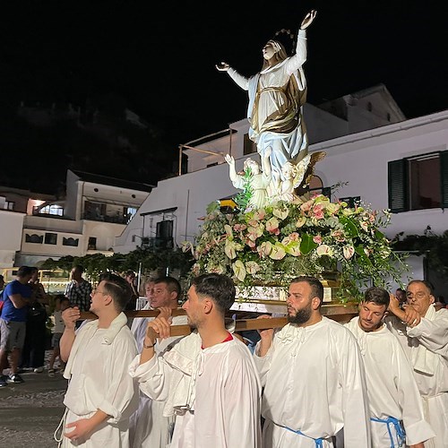 Festa dell'Assunta a Erchie: il borgo in festa con i portatori di San Pietro e i Pistonieri di Santa Maria del Rovo