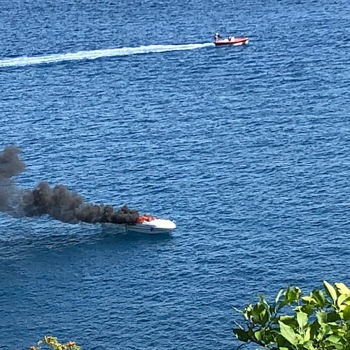 Imbarcazione a fuoco nel mare di Cetara, occupanti si tuffano in mare [FOTO-VIDEO]