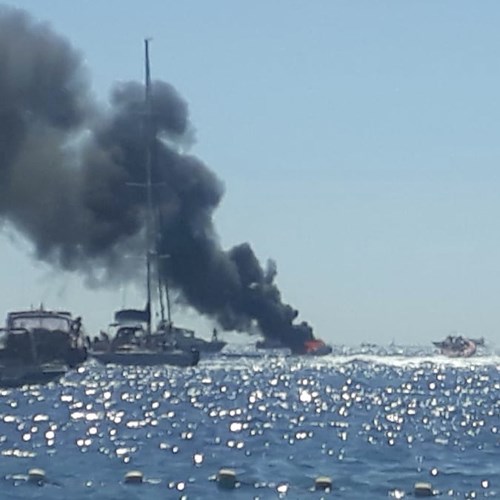 Imbarcazione a fuoco nel mare di Cetara, occupanti si tuffano in mare [FOTO-VIDEO]