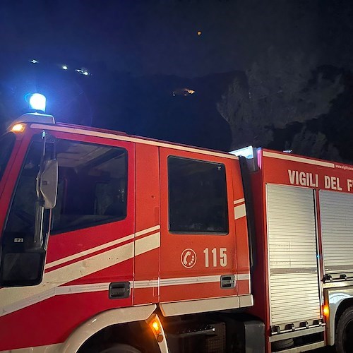 Maiori, incendio sulle colline che sovrastano Salicerchie /FOTO e VIDEO