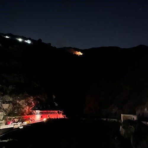 Maiori, incendio sulle colline che sovrastano Salicerchie /FOTO e VIDEO