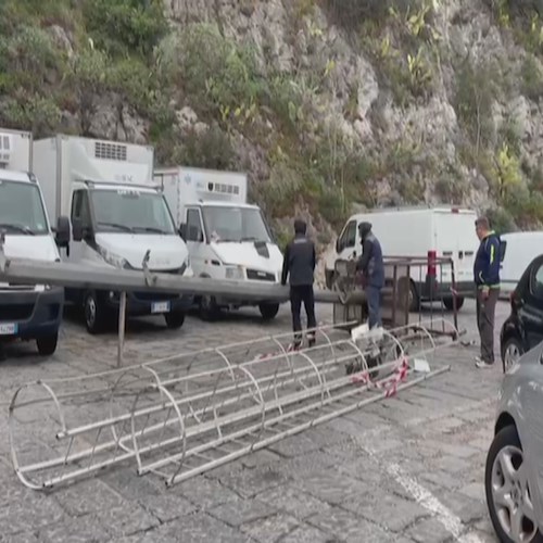 Maltempo in Costiera Amalfitana: torre fari crolla al porto di Cetara