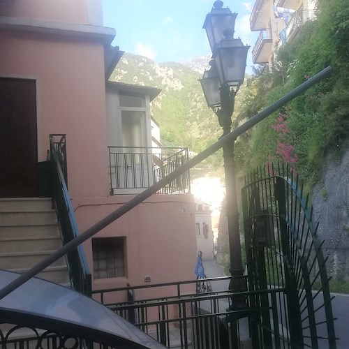Posiziona bandierine del Napoli davanti casa ma qualcuno le rimuove: inciviltà a Cetara