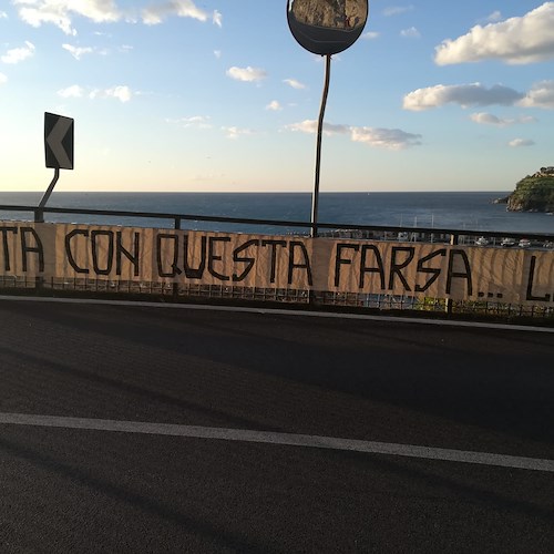 Salernitana, spunta a Cetara striscione di protesta: "Basta con questa farsa, liberatela"