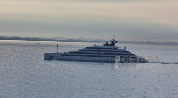 Al largo di Cetara lo yacht "Emerald Sakara": una settimana a bordo costa 24mila euro