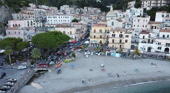 Cetara si accende di passione per le auto d’epoca: in centinaia per le Fiat 500