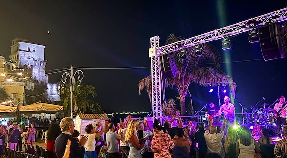 Cetara, “Viaggio nel Tempo”: 14 agosto una notte di musica e magia a Largo Marina