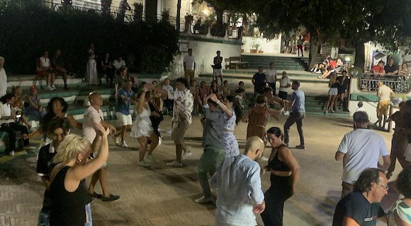 “Latin Night”: ritmo caraibico e divertimento al porto turistico di Cetara