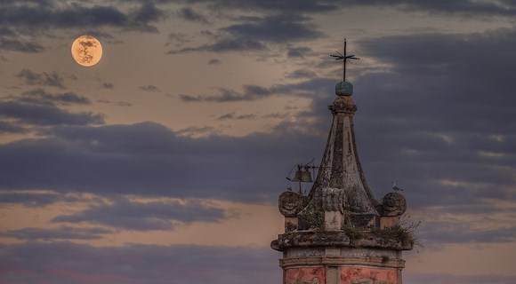 Microluna dei Fiori: quando la poesia del cielo incontra l'anima della Costa d'Amalfi 