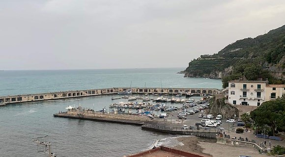 Ritrovato a Cetara un gommone rubato nel Cilento: ingenti i danni, ladri in fuga