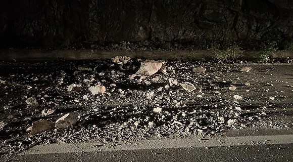 Smottamenti nella notte a Cetara e Maiori. Disposto il senso unico alternato sulla Statale Amalfitana
