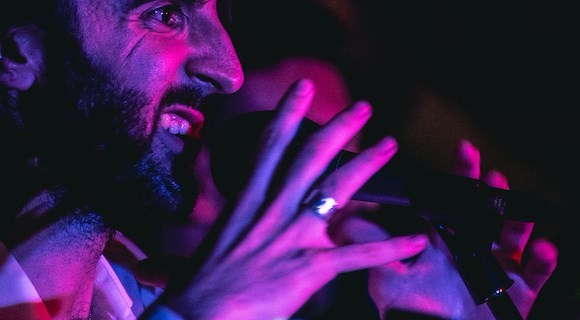 Stasera a Cetara va in scena “Il Cappellaio Magico”: omaggio poetico a Rino Gaetano